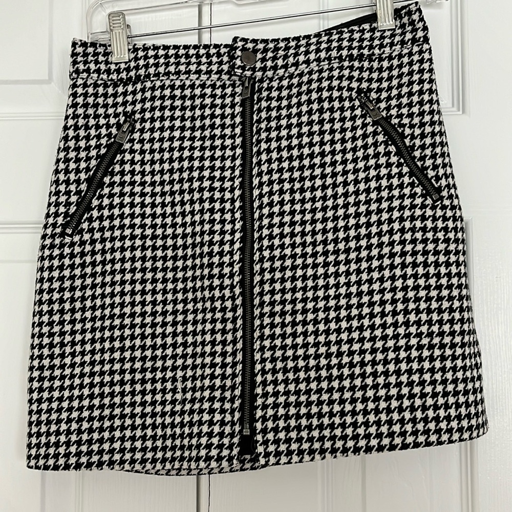 Women’s Hollister black and white houndstooth mini skirt. Size Small
